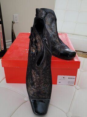 Un Tour en Ville Women's Bootie EU40/CAD 9.5